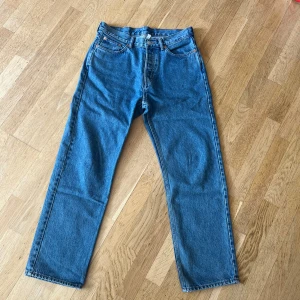 Weekday Jeans  - Säljer mina Weekday jeans som inte kommer till användning. Fortfarande otroligt skick, 8/10. Modell: Space relaxed straight fit. Storlek: 29 30. Färg: 90-talsblå. Inköpspris 600kr. Tveka inte att skriva vid fundering! 