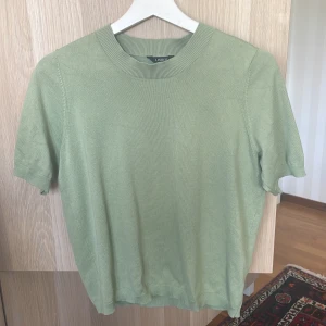 Stickad t-shirt - Fint sick, säljer för den ej används mera.