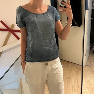 Jeans tröja  - T-shirt med liten ficka fram i jeans färger!! Står varken storlek eller märke men skulle gissa på S!!🥰