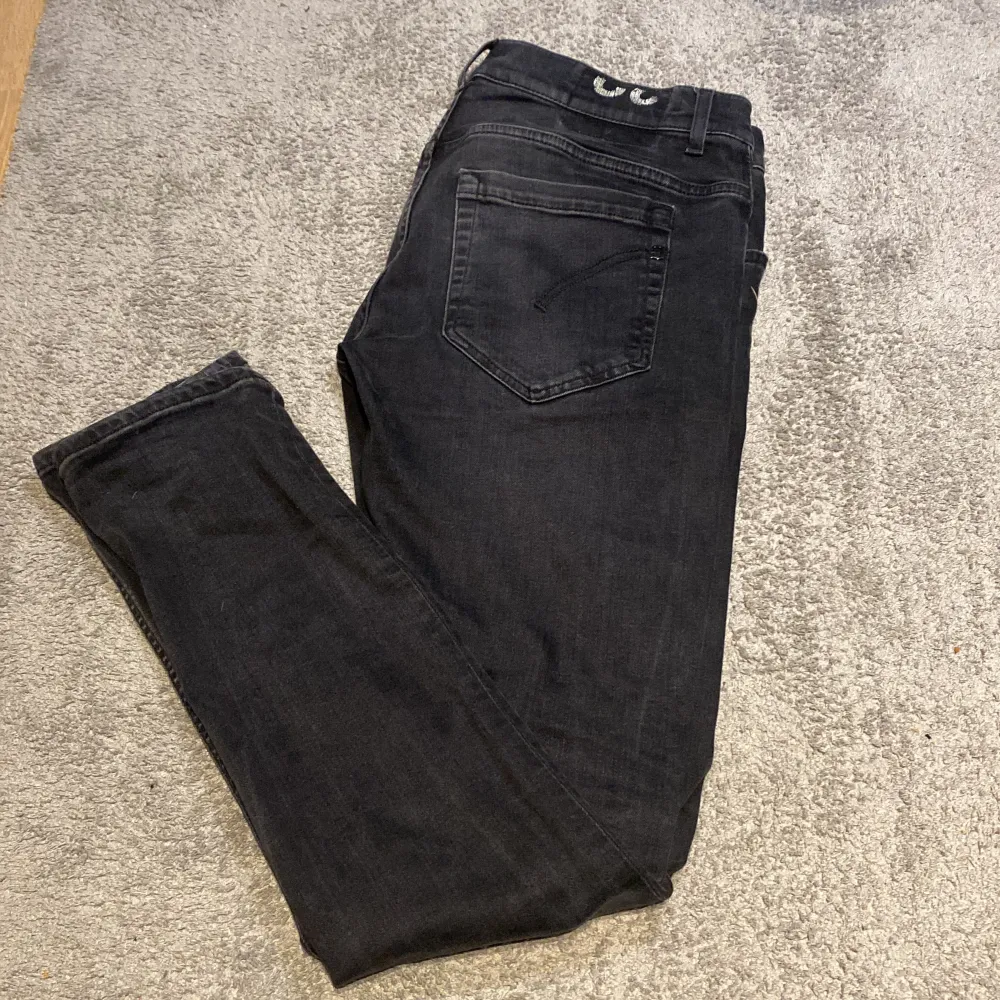 Säljer nu mina dondup jeans i modell George.  Väldigt eftertraktade på marknaden och väldigt stiliga. Mitt pris endast 899. Kontakta vid vidare funderingar. Jeans & Byxor.