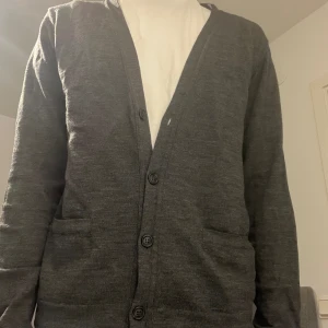 Riley Tröja/kofta - Säljer min Riley kofta som jag inte använder. Skick 9/10, hör av er vid frågor😊