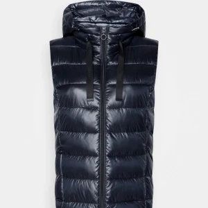 Väst  - Väst från esprit som köptes i våras, använd 1 gång (köpte fel storlek men hadde redan dragit av lappen) Ny skick, avtagbar luva och även dragkedja på sidan. (Original pris 1025kr) Har även en liknande i röd(XL, bra skick, säljer för 450 skriv vid int