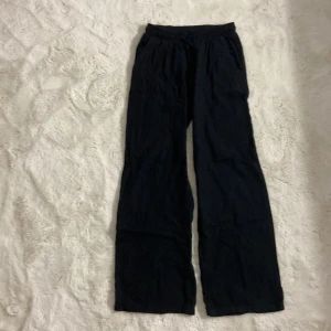 Svarta linnebyxor - Bra skick, vida i modellen