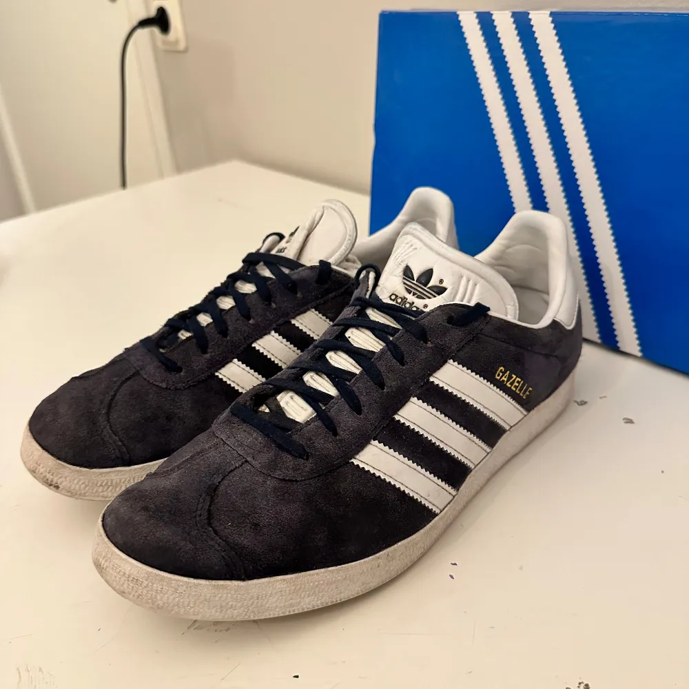 Nu säljer jag mina feta adidas gazell eftersom att jag är sugen på att köpa ett par nya skor. De är använda ett fåtal gånger, är därför i topp skick utan några defekter. Priset är inte hugget i sten. Kom med bud!. Skor.