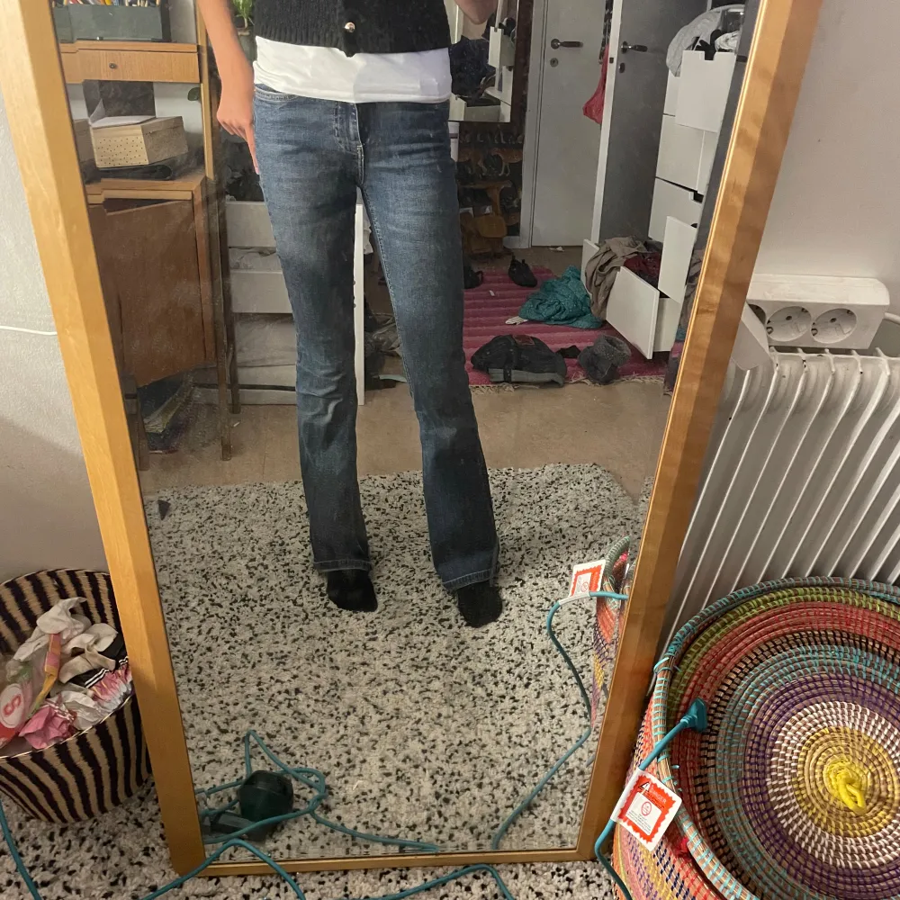 Jätte fina ginatricot jeans. använd men inga hål men är lite tunnare i back. Lågmidjade storlek 32/xs,s. . Farkut & Housut.