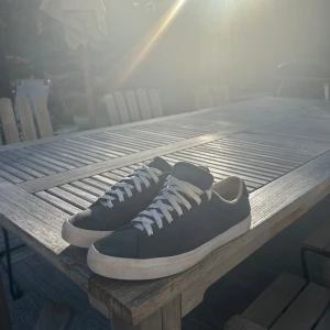 Polo Skor - Säljer nu mina polo skor då de är lite för små för mig. De är i snygg blå färg. Skorna är i bra skick förutom att mockan är lite smutsig men de borde gå bort om man gör rent dem lite. 