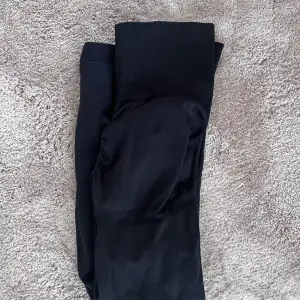 Svarta tränings leggings köpta utomlands, aldrig använda. Har en schrunch i rumpan som inte syns när man har på sig. Storlek S men väldigt mycket stretch. Högmidjad 