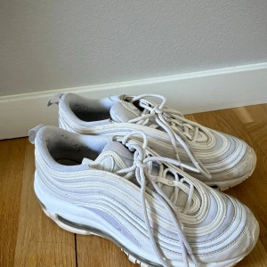 Nike sneakers  - Vita Nike sneakers som reflekterar i ljus