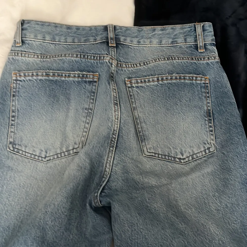 Jeans köpa för ett tag sen från pull&bear! De är i bra skick förutom lite slitningar längst ner. De är lugnt också uppsydda för de var för långa på mig (1,67) skicka om du har fler frågor!. Farkut & Housut.