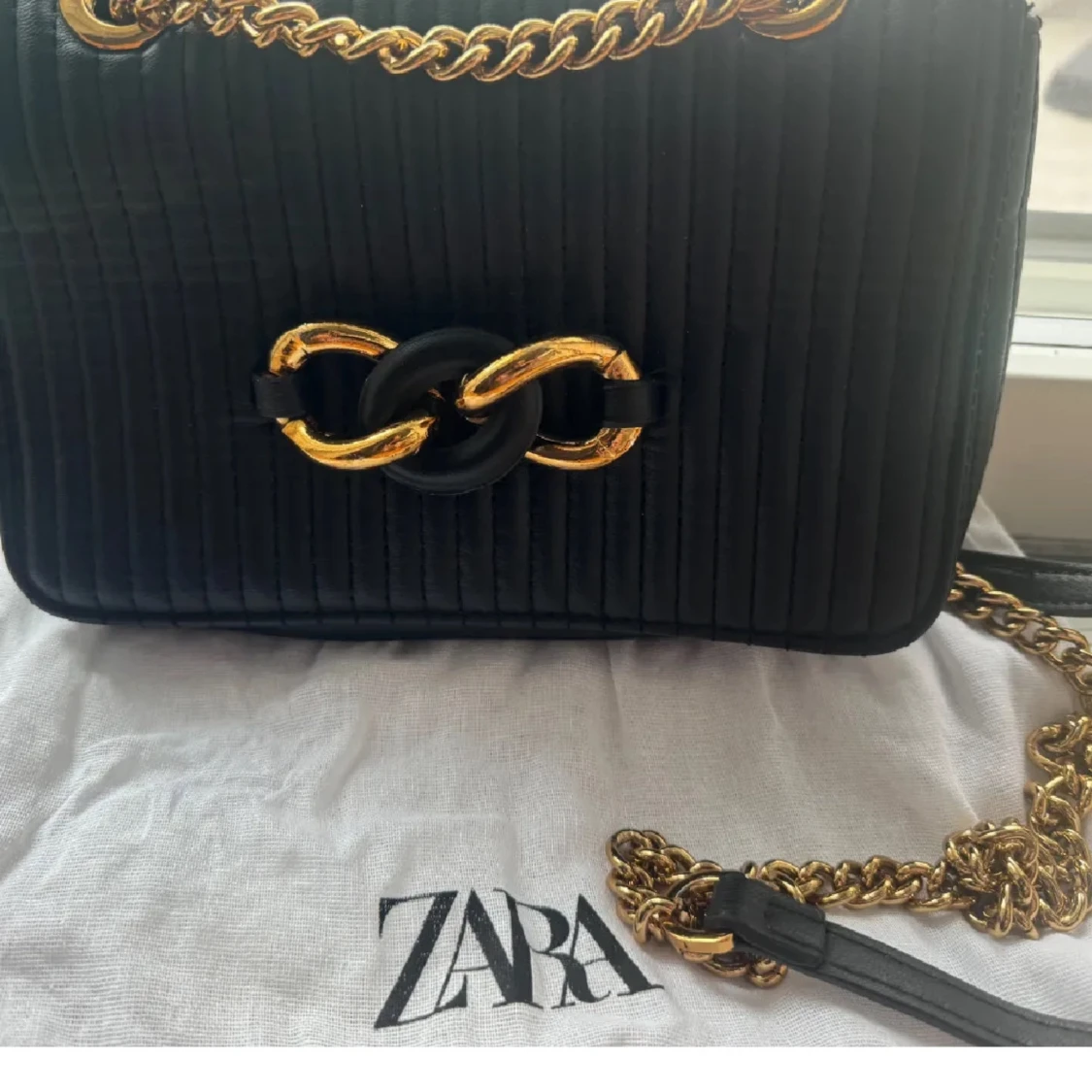 Svart quiltad axelväska från Zara