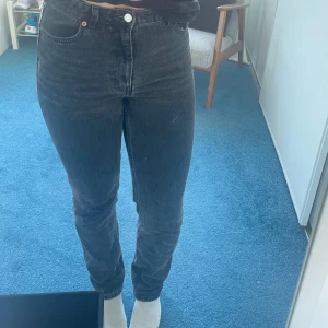 Svarta jeans  - Svarta straight leg jeans 😍 Storlek 28 (typ som 38) 