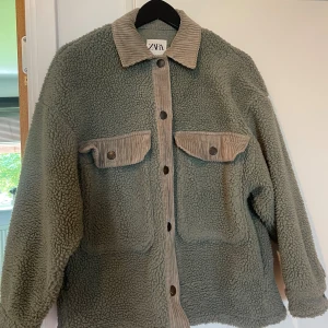 Teddyjacka Zara - supermysig jacka från Zara, fint skick!!💕🌸