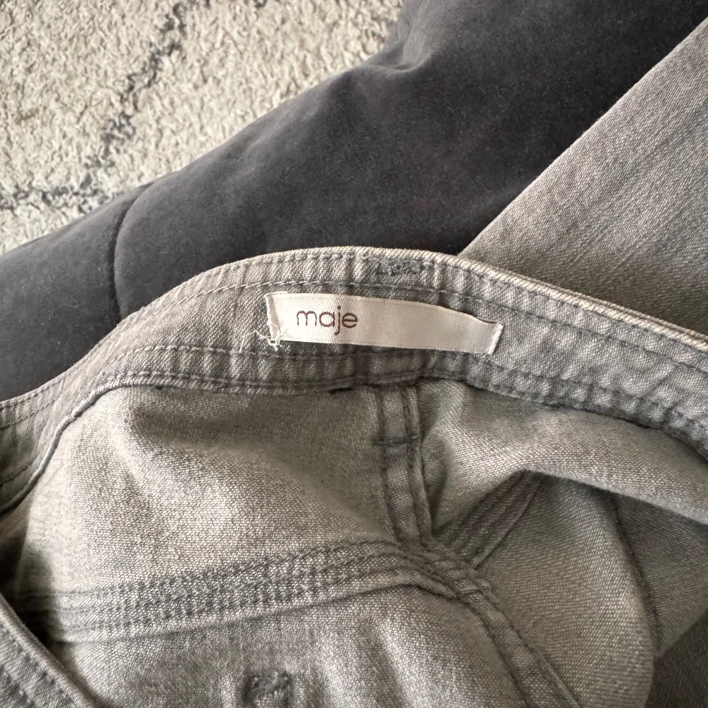 Maje jeans med skitsnygga detaljer och sliten design! Jeansen har slits med blixtlås och är lågmidjade. Jeansen sitter som 34/36 men vet inte exakt storlek❤️. Jeans & Byxor.