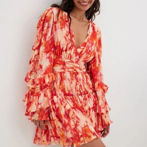 Sanna jörnvik NAKD klänning - Klänning från Sanna Jörnviks kollektion med NA-KD. Aldrig använd med prislapp kvar ☺️ storlek 32 💕