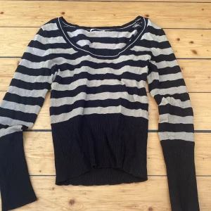 Snygg långärmad - Snygg långärmad med gulddetaljer