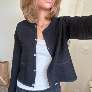 Kofta från Esprit - Superfin kofta från Esprit! Säljer pga den inte kommer till användning 💗 riktigt bra skick och kvalitet! Pris går att diskutera vid snabb affär!