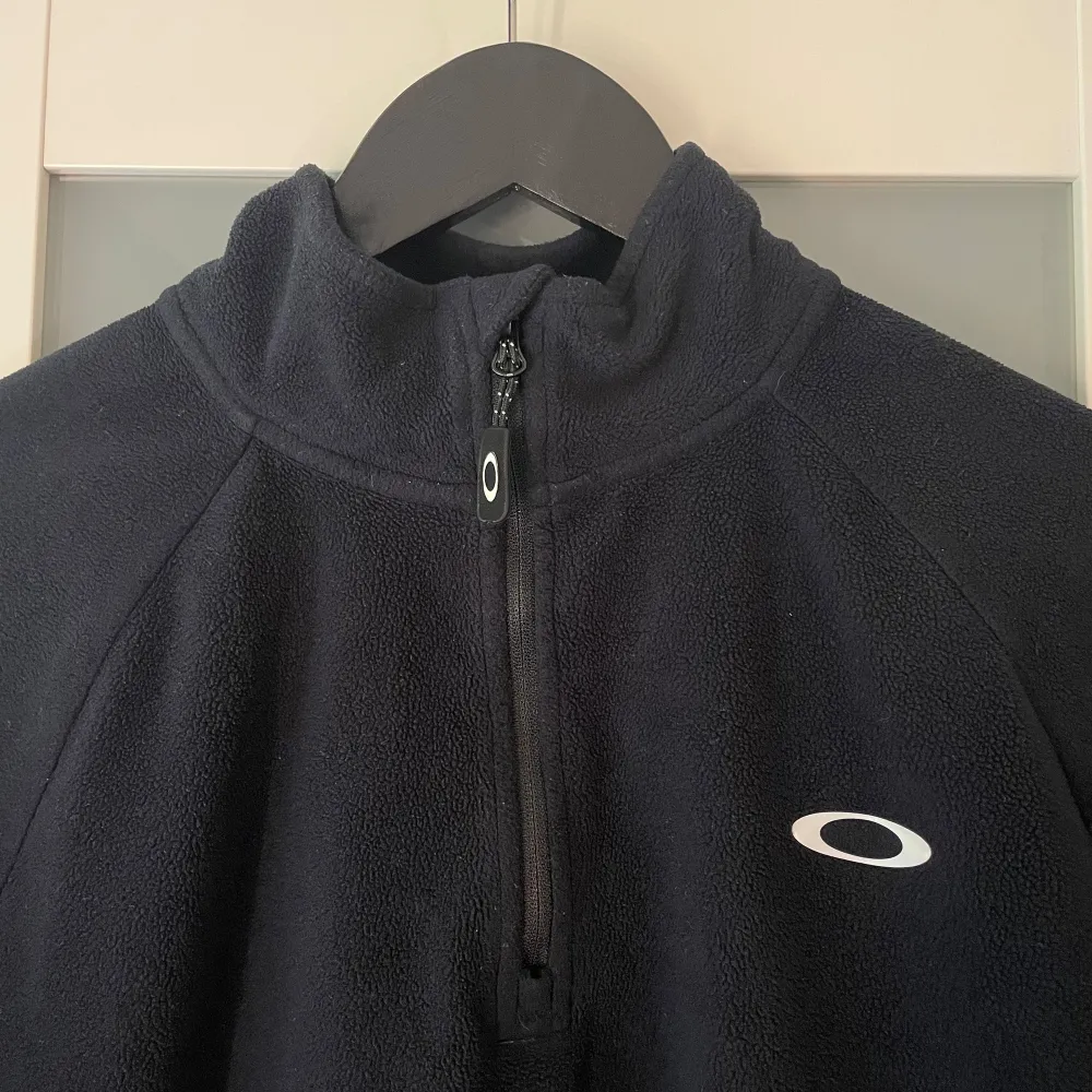 Svart fleecetröja från Oakley i storlek M. I mycket fint skick! . Hoodies.