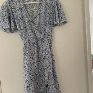 Blommig klänning  - Använt 1 gång, inga defekter 💗