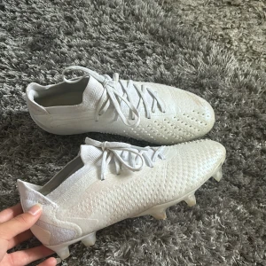 Vita Adidas predator fotbollskor  - Vita adidas predator fotbollskor, använda några gånger men ändå i väldigt bra skick! Färgen är vit med rosa skimmer. Storlek 38 och 2/3 💖Sälj pågrund av att jag köpte för liten storlek.