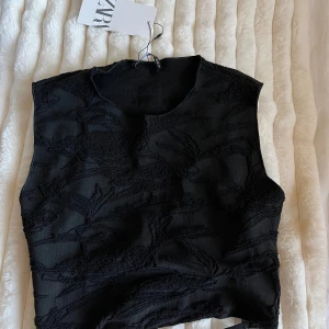 Zara topp - Helt ny croppad topp från Zara, med mönster!! 