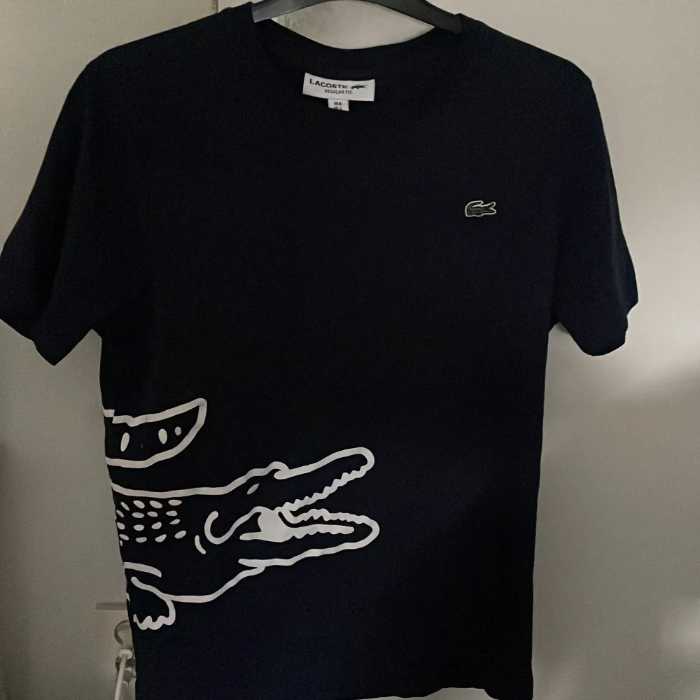 Riktigt fet Lacoste t-shirt helt oanvänd. Storlek L men passar M bäst.. T-shirts.