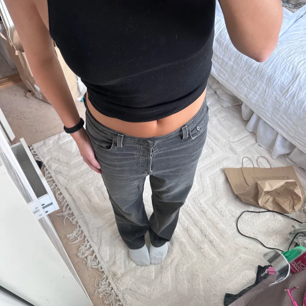 Säljer ett par grå raka Levis jeans i bra skick. står inte storlek men skulle säga att den passar en som vanligtvis har 36 i jeans.. Jeans & Byxor.