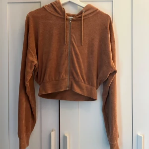 Ljusbrun tröja - Ljusbrun tröja från Bikbok, storlek XS. Bra skick trots använd