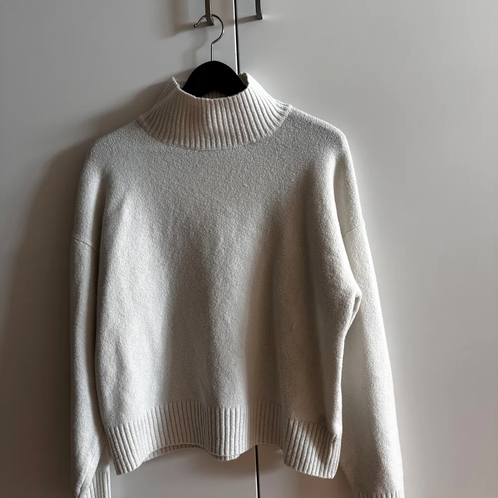 Stickad tröja ifrån Nelly💕 Stl: xs🫶🏽 Använd max två gånger🤍. Neuletakit & Villapaidat.
