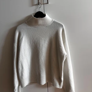 Stickad tröja - Stickad tröja ifrån Nelly💕 Stl: xs🫶🏽 Använd max två gånger🤍