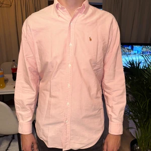 Ralph Lauren skjorta - Säljer min Ralph Lauren skjorta i storlek M. Den är i nyskick och har bara används fåtalet gånger. Vid frågor hör av dig