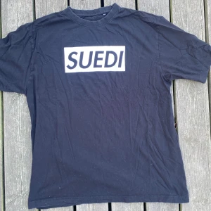 Tshirt SUEDI - Svart tshirt med vit text: SUEDI. Använd och lite blekt i halsen men ok kvalitét. 