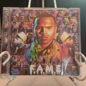 Chris Brown  - Fame  Bra skick, små repor och är provlyssnad utan anmärkning.