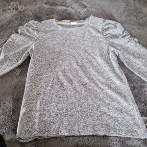 Fin tröja med puffiga axlar - Jätte fin tröja är använd 1 gång. Stl 146/ 152