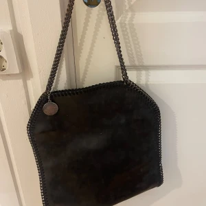 Stella McCartney Väska - Säljer denna jätte fina och effektiva stella mc cartney replikan (väskan är ej äkta). Den är perfekt till skolan eller shopping när du vill få plats med mycket.❤️🥰 