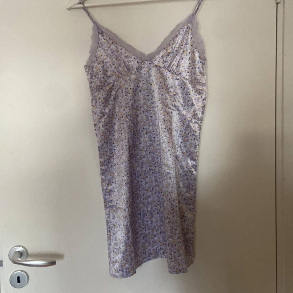 Ljuslila blommig klänning från H&M Divided