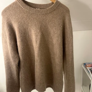 Arket stickad tröja - I fint skick, slutsåld i den färgen 