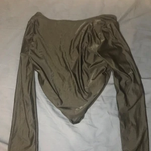 Tröja - Långärmad tröja som är V formad vid magen/midjan skit snygg (lite silkes material)