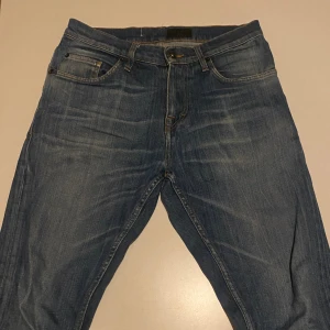 Tiger Of Sweden Pistolero Jeans - Säljer nu dessa feta tiger of sweden pistolero jeans☀️🌊 jeansen är i fint skick förutom att en liten bit av en lapp sitter löst (se vid sista bild). Hör av er vid frågor eller funderingar. 