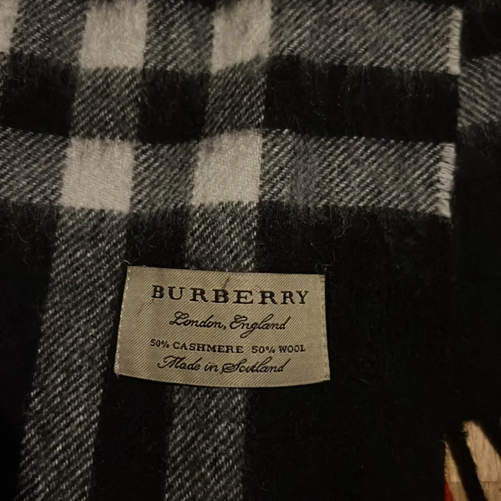 Svart burberry halsduk, gjord av bomull. Lite nopprig men annars i bra skick.. Övrigt.