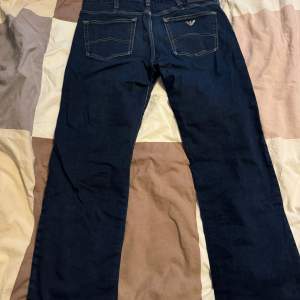 Fina Armani Jeans väldigt sköna i bra skick och storleken är 33/34 väldigt fina 