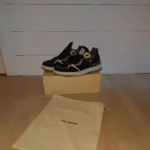 Axel Arigato Astro Sneakers. Storlek 45. De är lite förstora därför säljer jag dem. Används 4-5 gånger, de är i mycket bra skick. Dustbag och shoebox finns. Nypris runt 3500 kr.