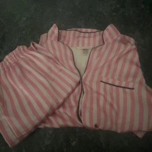 Victoria secret🩷🎀 - Victoria secret pyjamas det!🎀🩷 Passar från XXS-M. Inte äkta Victoria secret. 🩷🎀
