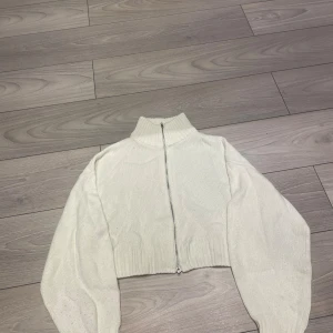 Stickad kofta - Använd max 4 gånger. Finns i Stockholm 🌸