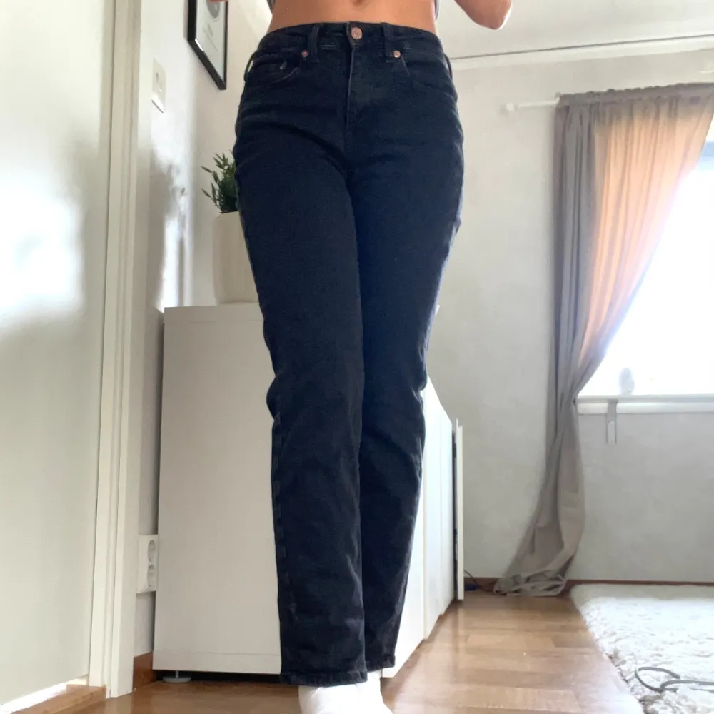 Säljer ett par snygga svarta jeans i girlfriend-modell. De har en regular waist och är gjorda i denim. Perfekta för både vardag och fest! 🖤. Jeans & Byxor.