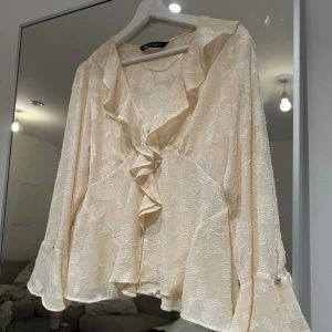 Blus från Zara - Supersöt blus från zara, skriv vid intresse💕