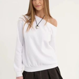 Off shoulder tröja - Säljer nu min off shoulder tröja då den inte kommer till användning i strl S🥰