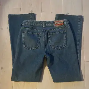 Lågmidjade blå bootcut jeans från diesel. Uppsydda där nere då det var lite för långa men är som L32. Lätta slitningar. 