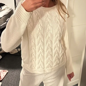 Stickad tröja  - Stickad tröja från oddmolly i storlek 2.  Passar S/M. Använd men i fint skick. 