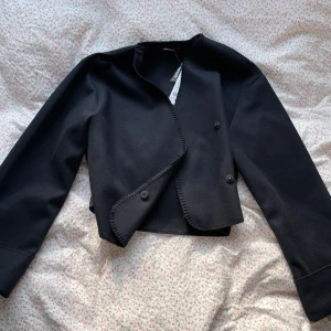 Jacka från Gina - Superfin jacka från Gina som är helt oanvänd , lappar kvar. Syns dåligt på bilden men det är den mörkblåa! 