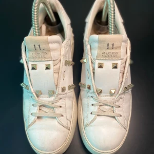 Valentino Skor - Hej! Säljer nu dessa Valentino skor, storlek 39, skicket bedömer vi är bra, tveka inte på att höra av er vid frågor kring skorna! 